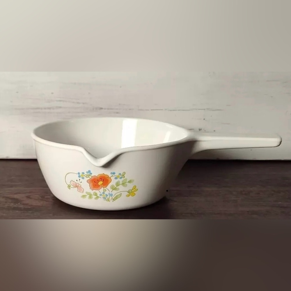 Vintage Corningware Dish holds 2.5 cups